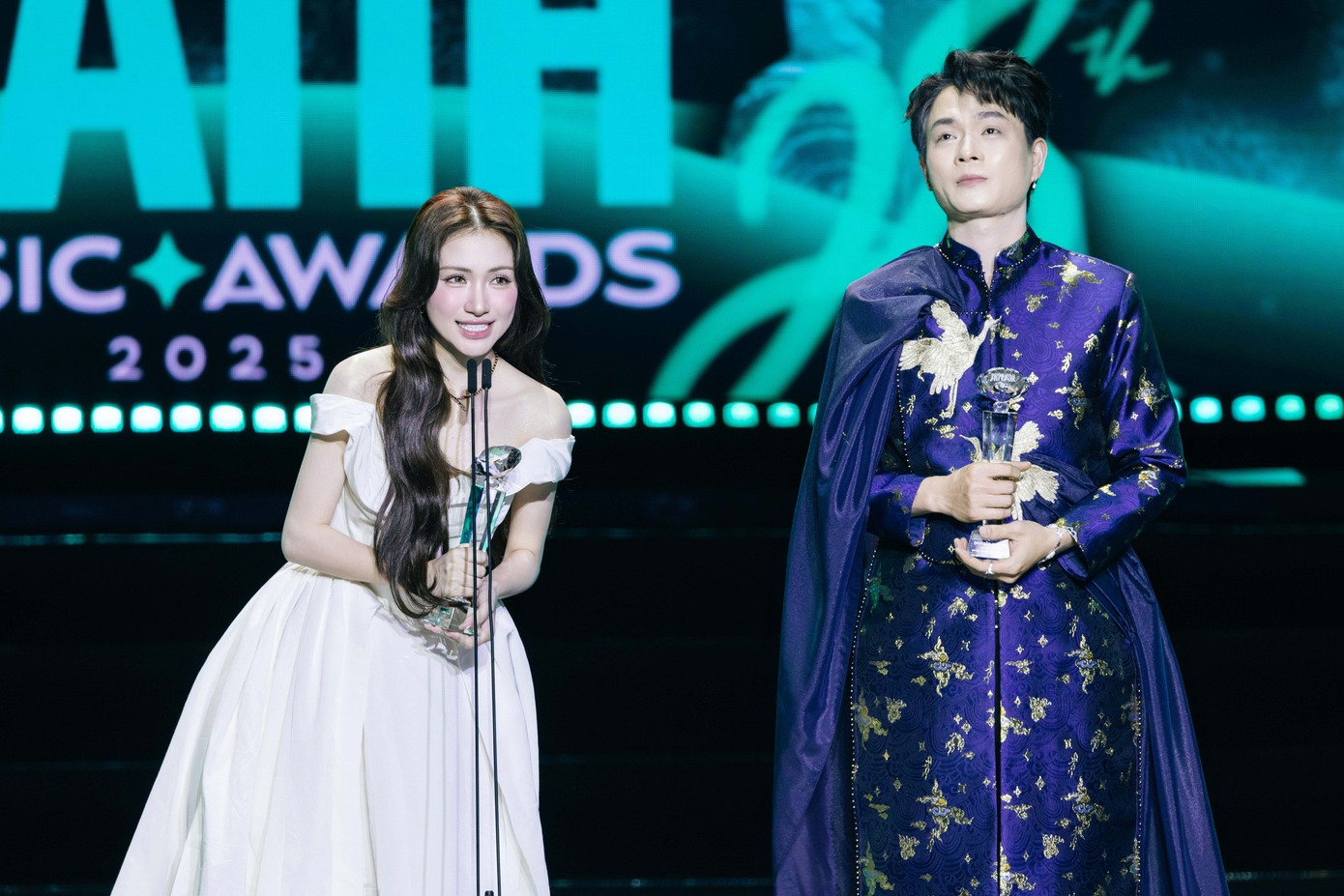 Hòa Minzy (trái) cùng Tuấn Cry thắng đậm nhờ siêu hit Bắc Bling.