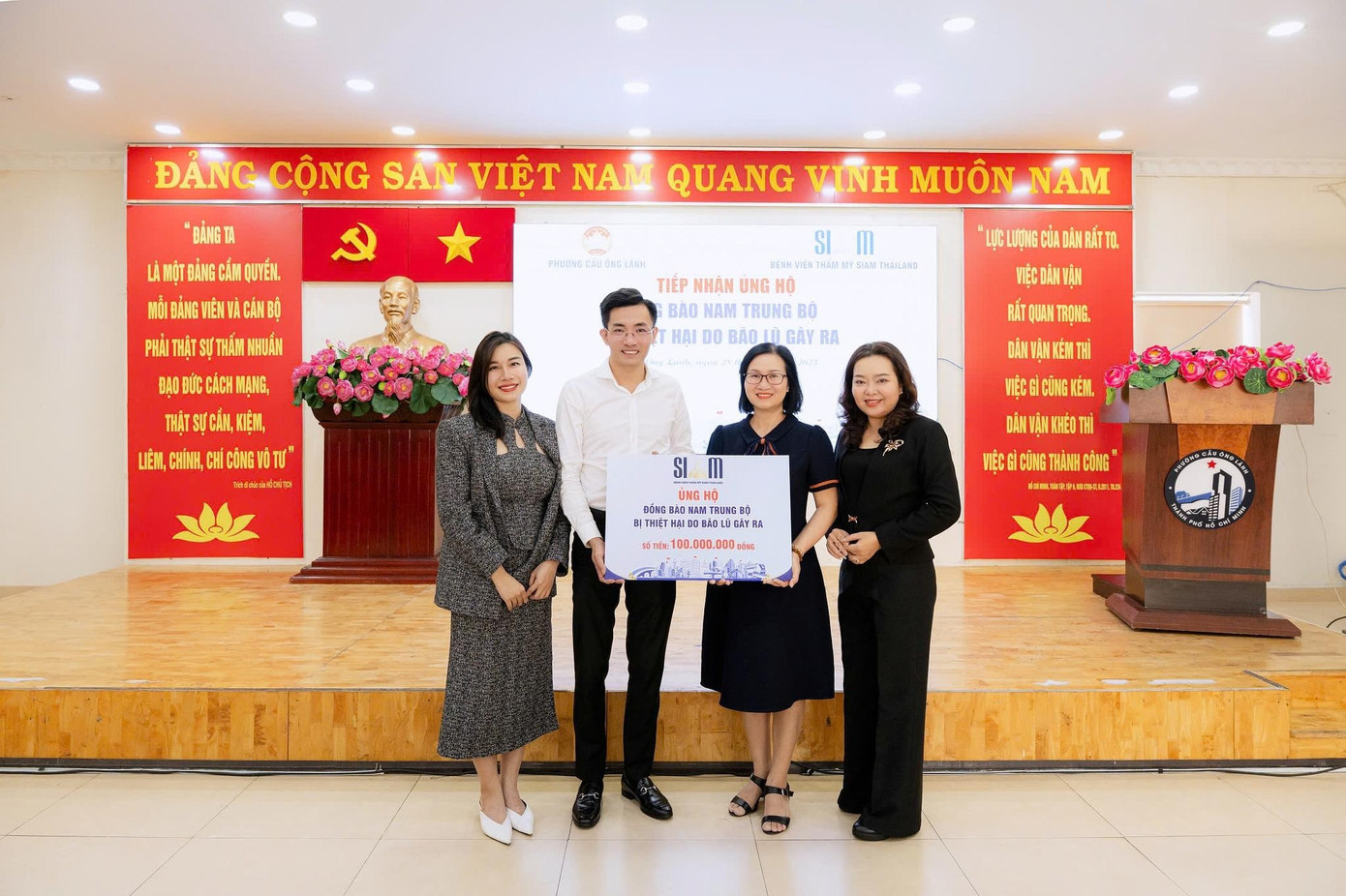 Đại diện Ban Lãnh đạo trao 100 triệu đồng tới Quỹ Ủy ban Mặt trận Tổ quốc TP.HCM nhằm hỗ trợ công tác cứu trợ khẩn cấp.