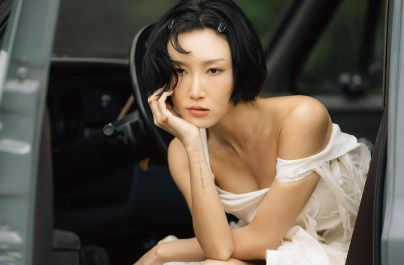 Trước đó, Good Goodbye được Hwasa phát hành dưới dạng đĩa đơn kỹ thuật số vào ngày 15/10/2025. Ca khúc R&amp;B này bắt đầu bứt phá trên các bảng xếp hạng sau màn trình diễn trực tiếp của nữ ca sĩ tại lễ trao giải Rồng Xanh vào tháng 11.