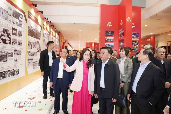 Thường trực Ban Bí thư Trần Cẩm Tú kiểm tra Khu trưng ảnh “Dưới cờ Đảng - đất nước tiến vào kỷ nguyên mới” do TTXVN thực hiện. (Ảnh: Phương Hoa/TTXVN)