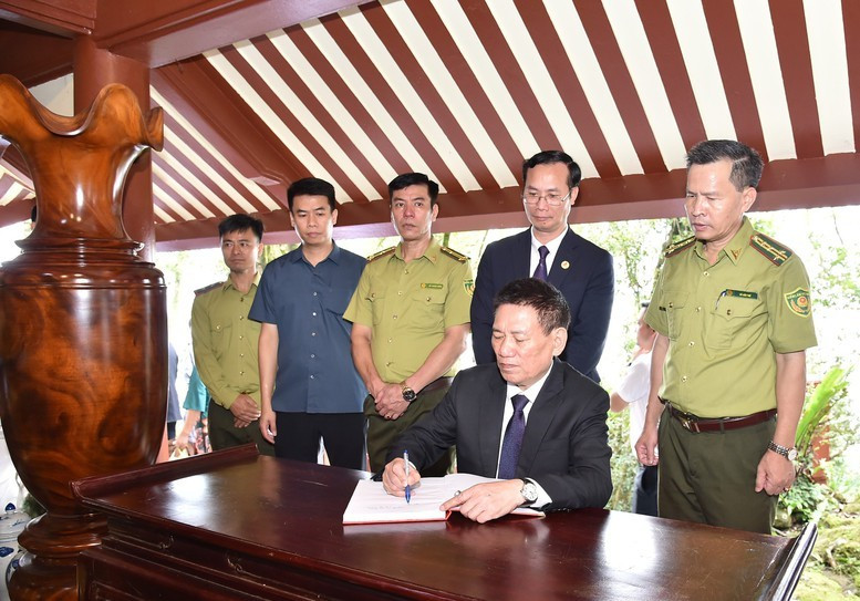 Thay mặt Đoàn công tác, Phó Thủ tướng Hồ Đức Phớc ghi lưu bút tại Đền thờ Bác Hồ - Ảnh: VGP/Trần Mạnh