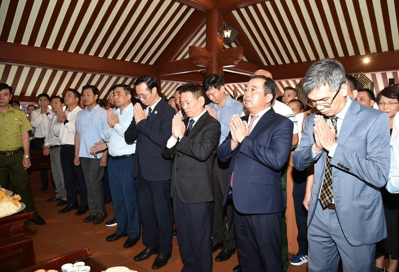 Lễ dâng hương tưởng nhớ Chủ tịch Hồ Chí Minh nhân 56 năm ngày mất của Người và chào mừng tổ chức thành công Đại lễ kỷ niệm 80 năm Cách mạng tháng Tám Quốc khánh mùng 2/9/2025 đã được tổ chức trang trọng tại Đền thờ Bác Hồ trên đỉnh núi Vua, Vườn Quốc gia Ba Vì - Ảnh: VGP/Trần Mạnh