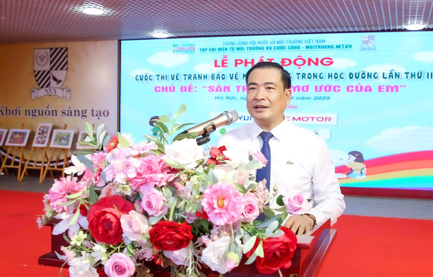 Bapak Nguyen Van Toan - Wakil Presiden Asosiasi Air dan Lingkungan Vietnam, Pemimpin Redaksi Majalah Elektronik Environment and Life, Ketua Panitia Penyelenggara memberikan sambutan pada upacara peluncuran. anh-chup-man-hinh-2025-09-12-luc-180055.png