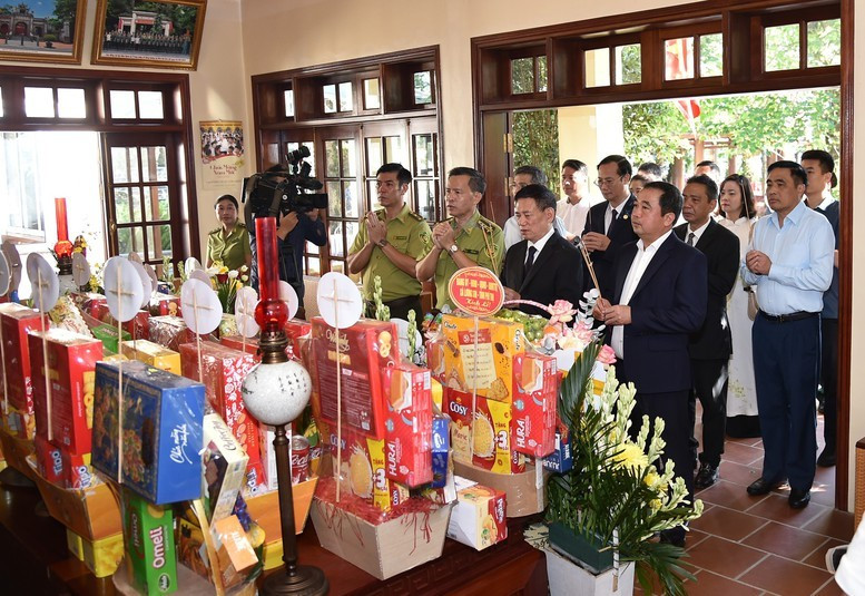 Lễ dâng hương tưởng nhớ Chủ tịch Hồ Chí Minh nhân 56 năm ngày mất của Người và chào mừng tổ chức thành công Đại lễ kỷ niệm 80 năm Cách mạng tháng Tám Quốc khánh mùng 2/9/2025 đã được tổ chức trang trọng tại Đền thờ Bác Hồ trên đỉnh núi Vua, Vườn Quốc gia Ba Vì - Ảnh: VGP/Trần Mạnh
