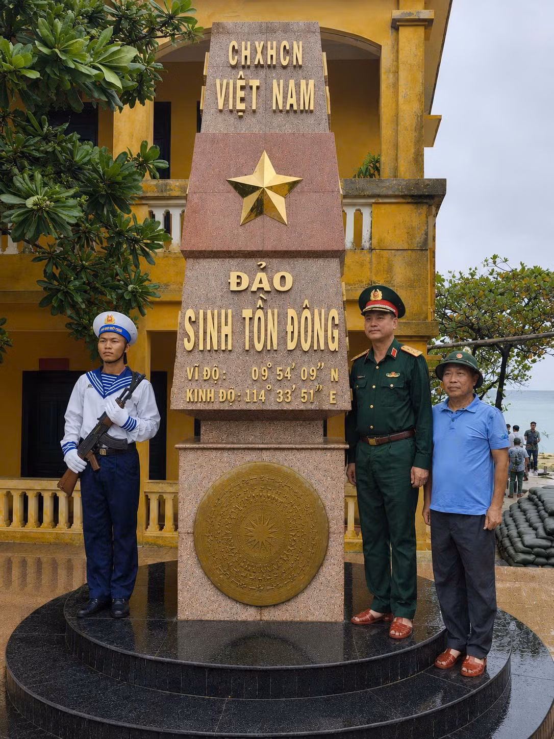 tu-ben-phai-nhac-si-le-tu-minh-va-thuong-tuong-nguyen-truong-thang-thu-truong-bqp-tai-dao-sinh-ton-dong-truong-sa.jpg