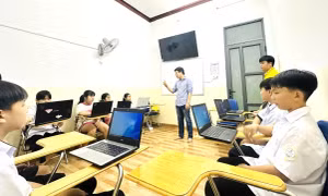Chàng trai đưa tiếng Anh, tin học miễn phí về miền núi 