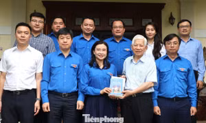 Bí thư T.Ư Đoàn Nguyễn Phạm Duy Trang thăm nguyên Chủ tịch nước và Mẹ Việt Nam anh hùng 