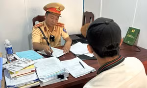 Cảnh sát triệu tập người lái xe máy lạng lách, đánh võng trước đầu ô tô