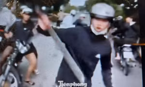 Xác minh clip nhóm 'quái xế' mang hung khí gây náo loạn trên đường