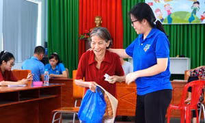 Tuổi trẻ TPHCM tích cực hỗ trợ trao ‘lì xì’ Tết Độc lập tận tay người đến muộn