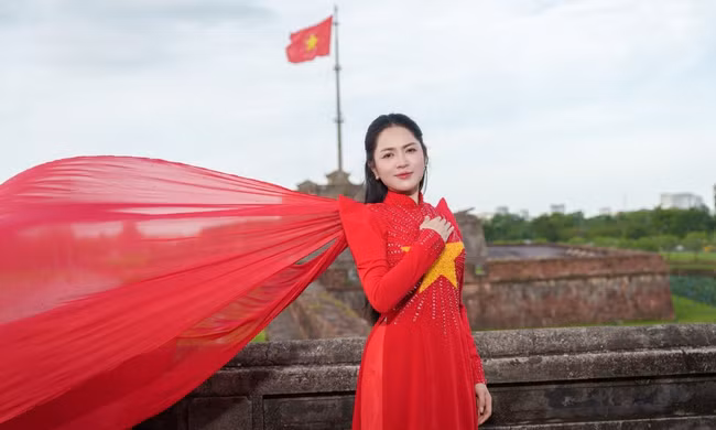 'Nữ ca sĩ tỷ view' Duyên Quỳnh quảng bá nét đẹp về văn hóa, con người của đất nước nhân dịp Quốc khánh 2/9