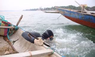 Nhọc nhằn mưu sinh dưới đáy sông Nhật Lệ 