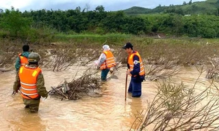 Phát hiện nhiều dấu vết nghi liên quan tài xế bị lũ cuốn ở Quảng Trị 