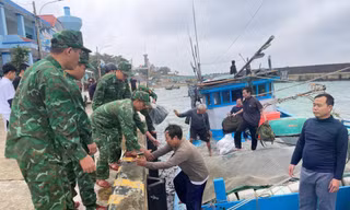 Tàu cá bị sóng lớn đánh chìm gần đảo Cồn Cỏ, 6 thuyền viên được cứu kịp thời