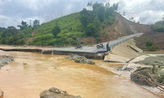 Mưa lớn, nhiều tuyến đường ở Quảng Trị bị ngập lụt và hư hỏng nặng