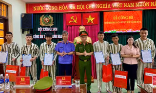 Các phạm nhân được trao quyết định đặc xá