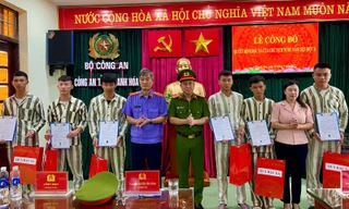 Các phạm nhân được trao quyết định đặc xá