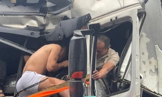 Nghẹt thở giải cứu tài xế container mắc kẹt trong cabin sau cú tông ô tô dừng đèn đỏ