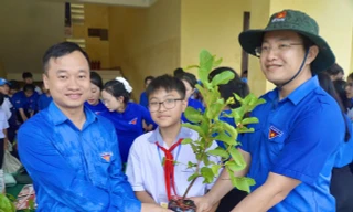 Trao hơn 320 triệu đồng an sinh tại lễ ra quân Tháng Thanh niên 2026 của tuổi trẻ Quảng Trị 