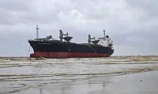 Một tàu lớn trôi dạt vào bờ biển Thanh Hóa, 19 người lên bờ an toàn