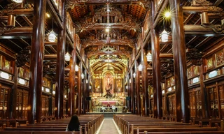 Bên trong thánh đường nằm bên dòng Gianh 