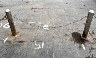 Xôn xao chuyện tự ý 'xẻ' vỉa hè để thu 1 triệu đồng/ô buôn bán Tết ở Quảng Trị