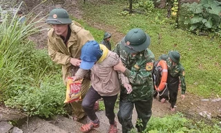 Bộ đội xuyên đêm tìm kiếm người phụ nữ bị lạc trong rừng giữa mưa lũ 