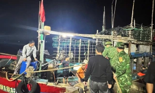 Cứu sống 7 ngư dân sau vụ chìm tàu trên biển Hòn La 