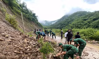 Lính quân hàm xanh Tén Tằn thu dọn đất đá sạt lở giúp dân sau bão số 5