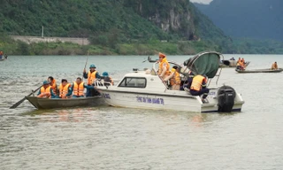Vẫn chưa tìm thấy hai người trong vụ chìm thuyền trên sông Gianh trưa mùng 3 Tết
