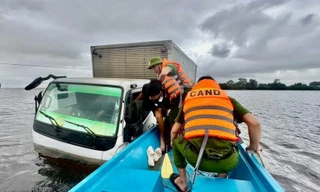 Kịp thời giải cứu 2 người mắc kẹt trong xe tải giữa biển nước ở Quảng Trị 