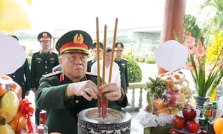 Đại tướng Nguyễn Trọng Nghĩa dâng hương tại Di tích lịch sử quốc gia Bến phà II Long Đại 