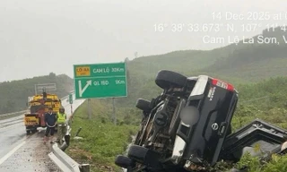 Trượt nước, xe bán tải văng ra khỏi cao tốc Cam Lộ - La Sơn, 1 người tử vong