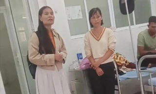 Bà Huế bị phụ huynh ngăn ngay cửa phòng điều trị của bệnh viện, không cho vào thăm các em học sinh. Ảnh cắt từ clip.