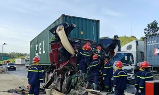 Thanh Hóa: Cắt cabin xe đầu kéo đưa thi thể tài xế ra ngoài 
