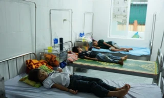 Nhân viên y tế ‘tố’ nữ phó hiệu trưởng độc quyền bếp ăn 