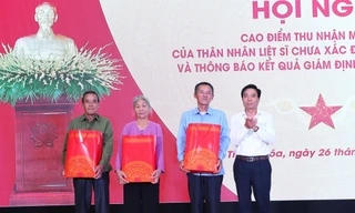 Ngày 26/7, ông Nguyễn Doãn Anh, Bí thư Tỉnh uỷ Thanh Hóa tặng quà cho đại diện thân nhân liệt sĩ đã xác định được danh tính