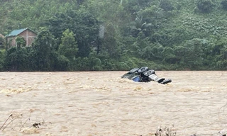 Xót xa khoảnh khắc xe tải và tài xế bị lũ cuốn mất tích 