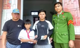 Nhặt được ví tiền, nam sinh lớp 5 đến công an trả người đánh rơi