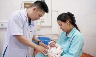 Bé sơ sinh mang dị tật hiếm gặp được cứu sống ngoạn mục 