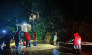 Giải cứu 3 người bị nước lũ cô lập ở Thanh Hóa