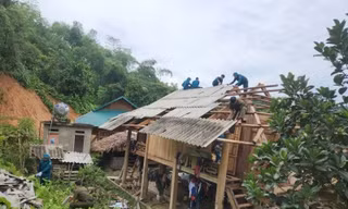 Hàng chục nhà dân, công sở ở Thanh Hóa bị tốc mái do mưa dông