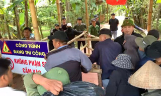 Khu du lịch tập trung đông người không phải để trải nghiệm du lịch mà để gây rối - ảnh cắt từ clip.