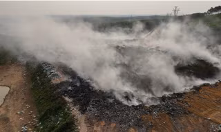 Bãi rác cháy âm ỉ nhiều ngày, khói độc ‘tấn công’ khu dân cư ở Quảng Trị 