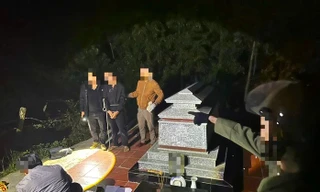 Giấu hơn 2.000 viên ma túy trong nghĩa địa để dùng dần 