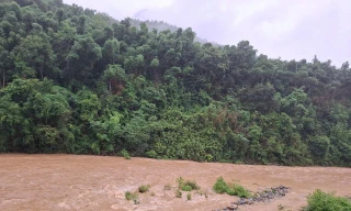 Hai mẹ con bị lũ cuốn trôi ở Thanh Hóa