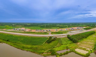 Tuyến cao tốc xuyên núi cao, vượt sông sâu, uốn lượn mềm mại