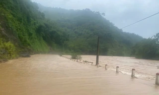 Nước ngập trên quốc lộ 15C, đoạn qua bản Khuông, xã Nam Xuân, tỉnh Thanh Hóa