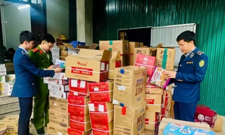 Tạm giữ hơn 1.300 đơn vị thực phẩm không rõ nguồn gốc tại một cơ sở kinh doanh ở Quảng Trị 