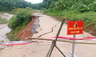 Đường vào bản Sa Ná ở Thanh Hóa sạt lở nghiêm trọng